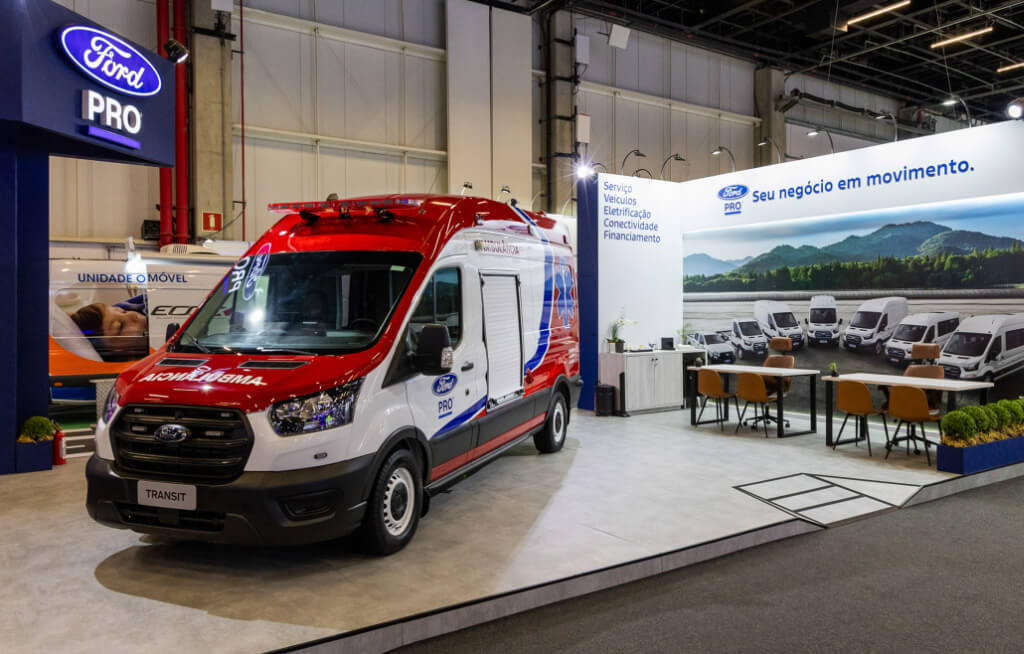 Vista do estande da Ford Brasil na Feira Hospitalar 2024 com a Transit Ambulância em destaque