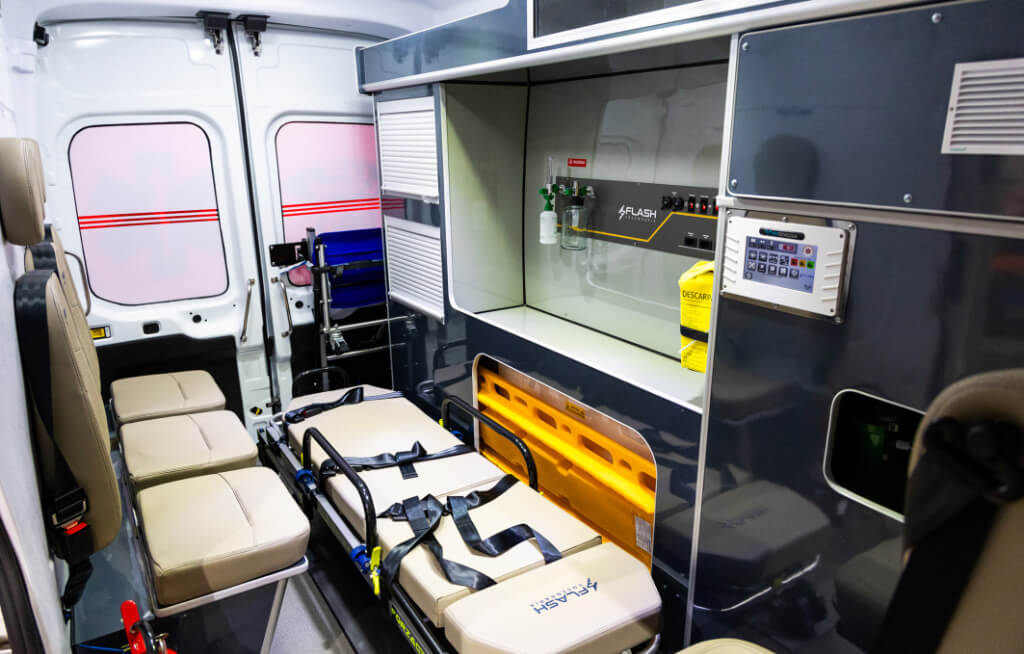 Interior da Transit Ambulância no estande da Ford Brasil na Feira Hospitalar 2024