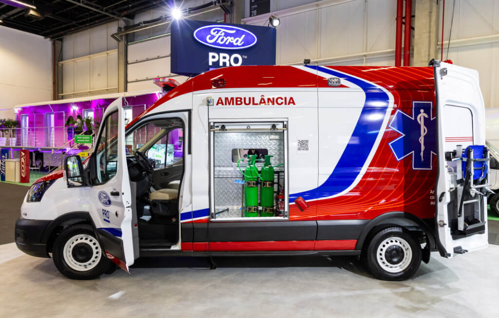 Vista lateral da Transit Ambulância no estande da Ford Brasil na Feira Hospitalar 2024
