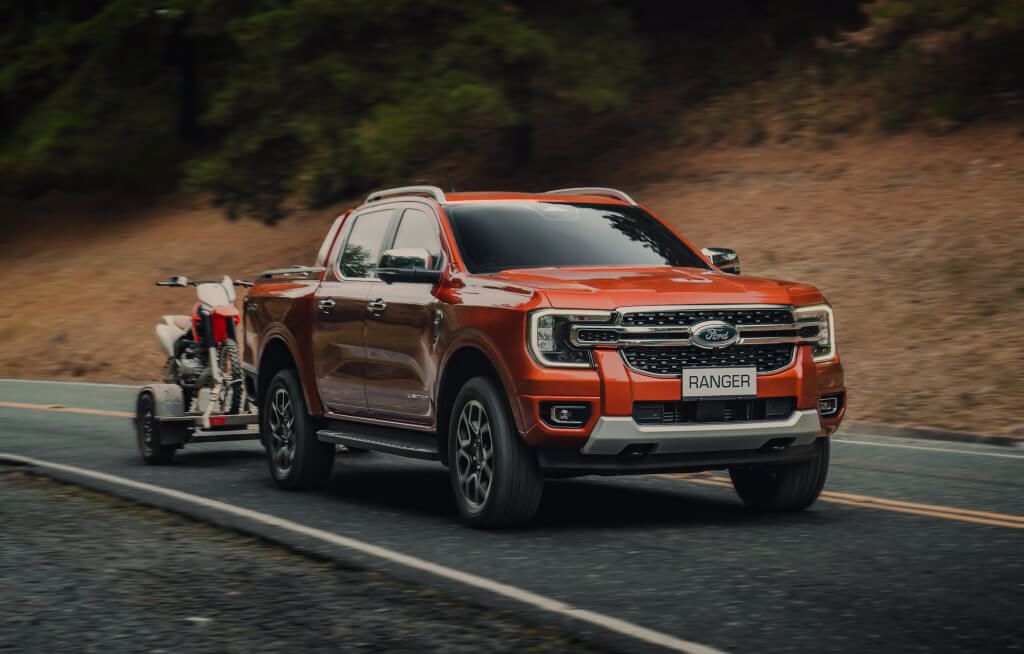 Ford Ranger XLS vermelha em ambiente off-road