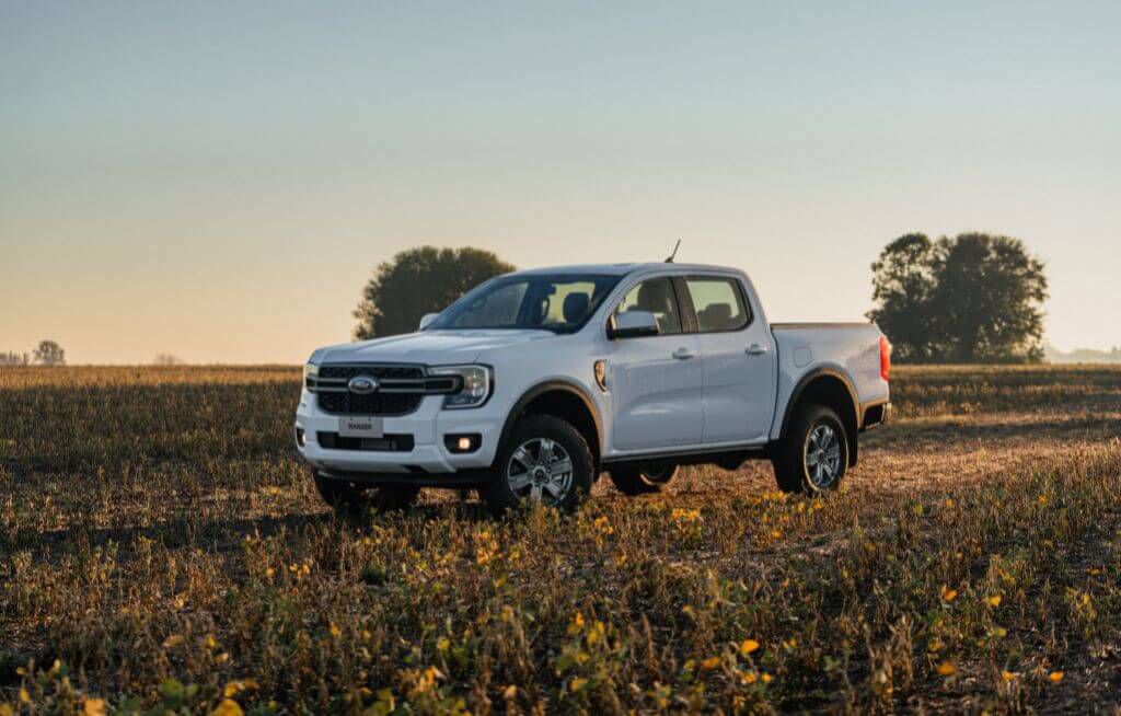 Ford Ranger XLS vermelha em ambiente off-road