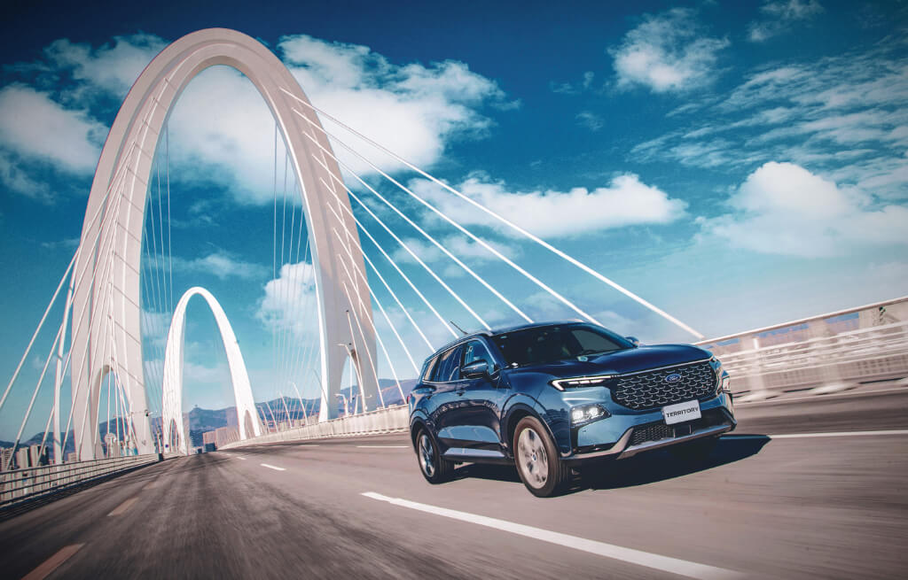Ford Novo Territory azul em uma ponte na cidade
