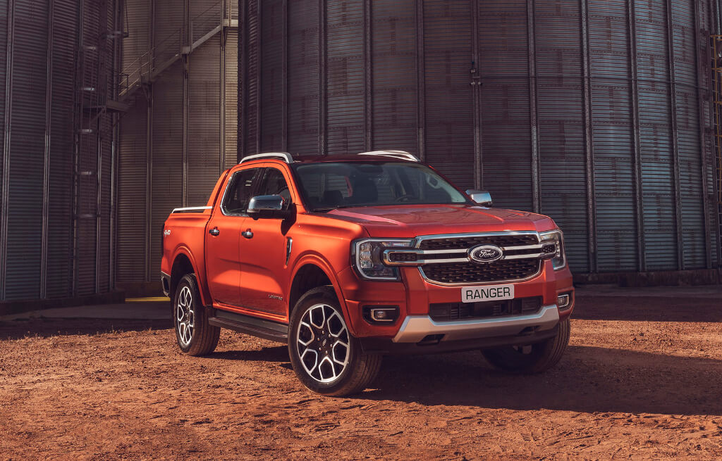 Ford Ranger Limited laranja em ambiente agro