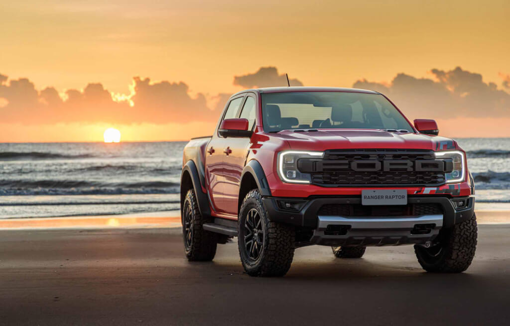 Ford Ranger Raptor vermelha em uma praia