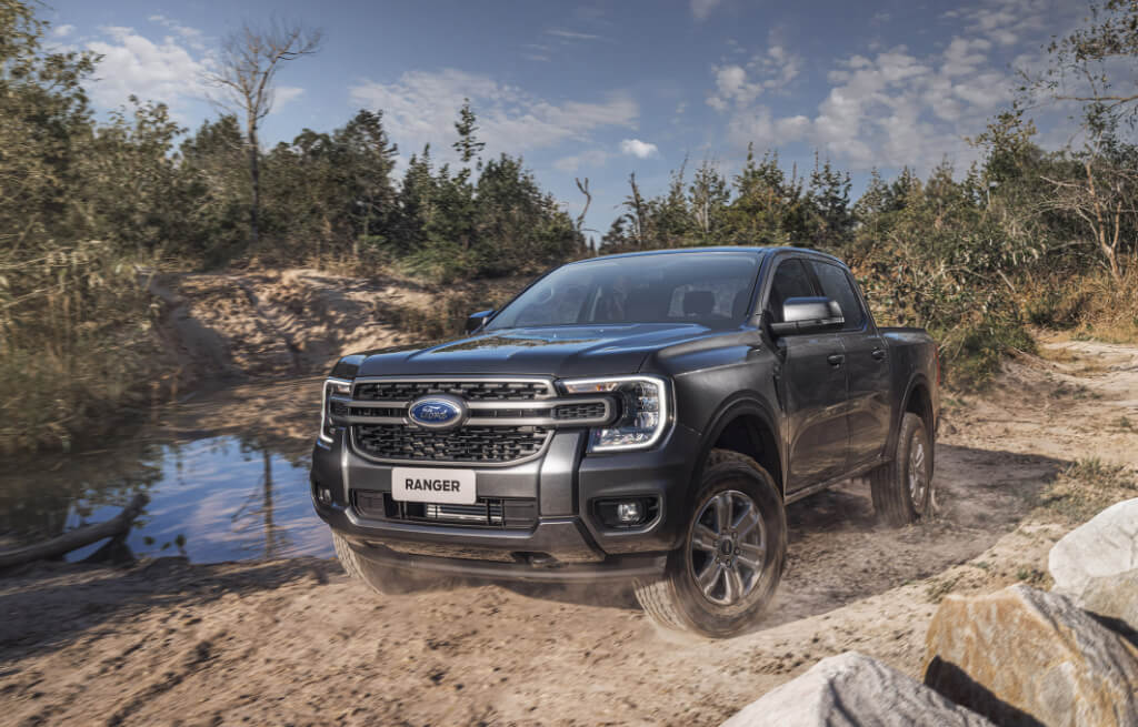 Ford Ranger XLS cinza em ambiente off-road