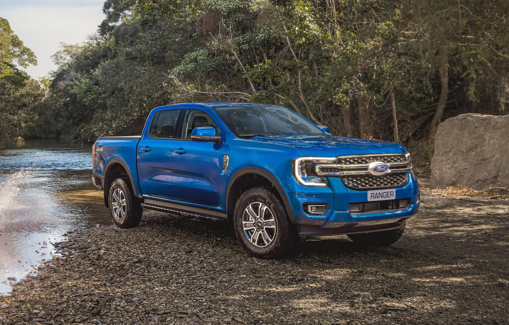 Ford Ranger XLT azul parada perto de um rio