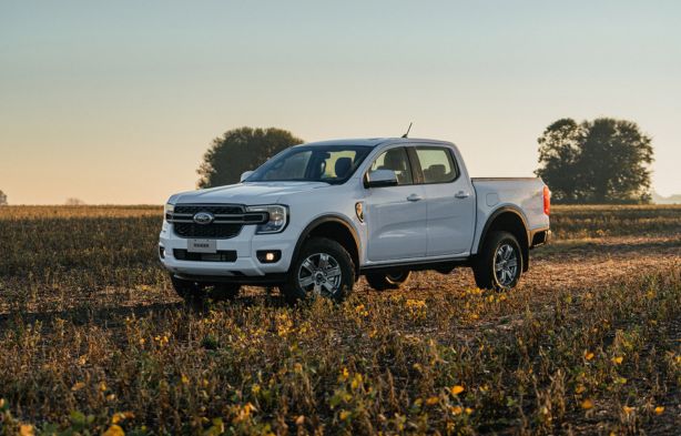 Ford Ranger Ford Ranger branca estacionada em campo aberto ao entardecer.