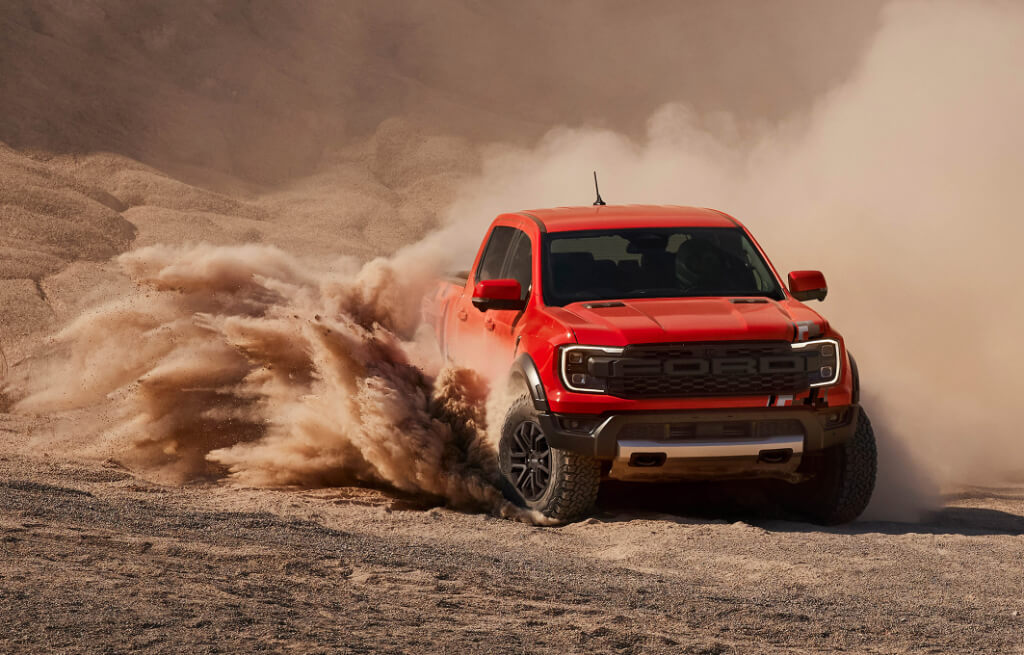 Ford Ranger Raptor vermelha em ambiente off-road