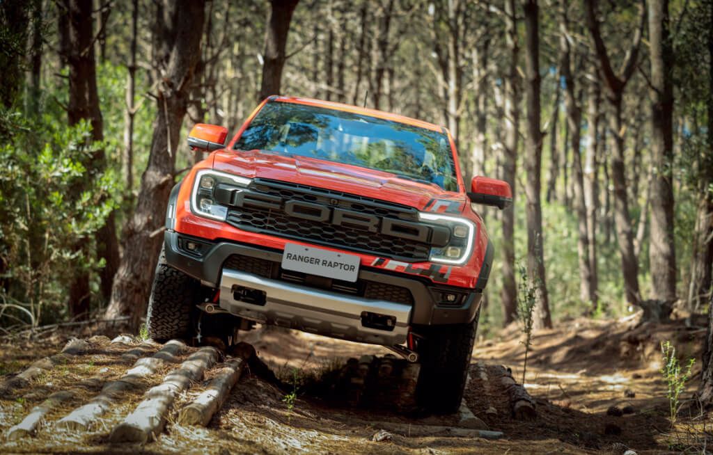 Ford Ranger XLS vermelha em ambiente off-road