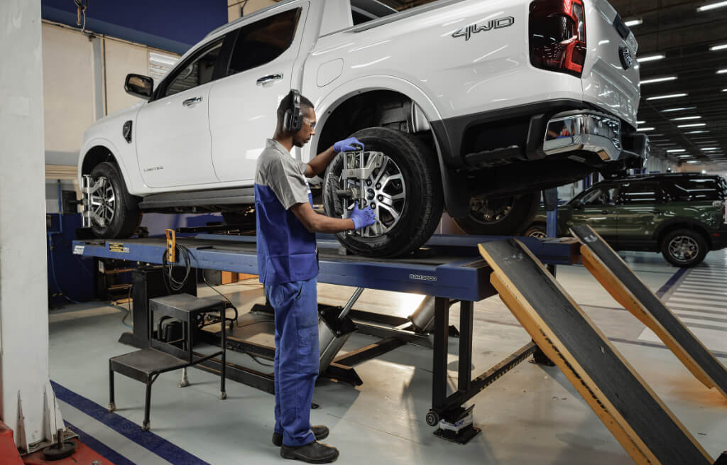 Mecânico fazendo o alinhamento das rodas da Ford Ranger