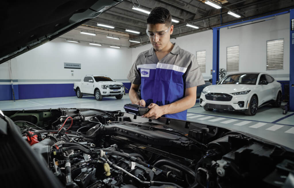 Mecânico verificando o motor da Ford Ranger