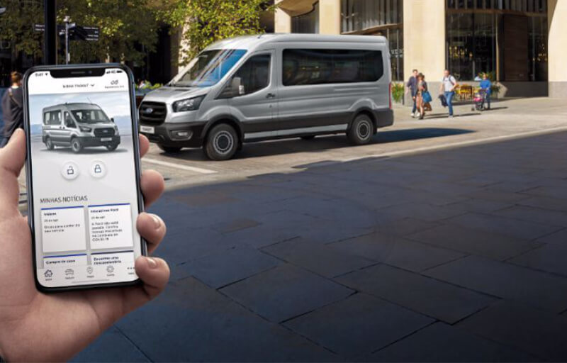 Ford Transit Minibus Estacionada na Cidade e tela de Celular Exibindo o Aplicativo FordPass