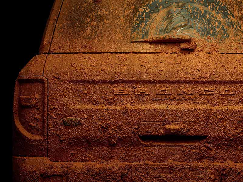 Ford Bronco Sport coberta de lama em campanha off-road da Ford.