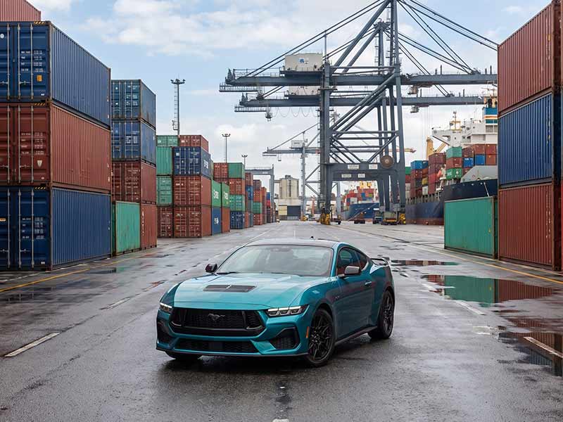 Mustang GT Performance 2026 em terminal de contêineres Mustang GT Performance 2026 em Azul Adriático num terminal de contêineres
