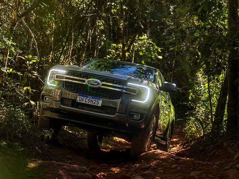Ford Ranger percorrendo uma trilha off-road em uma área de floresta