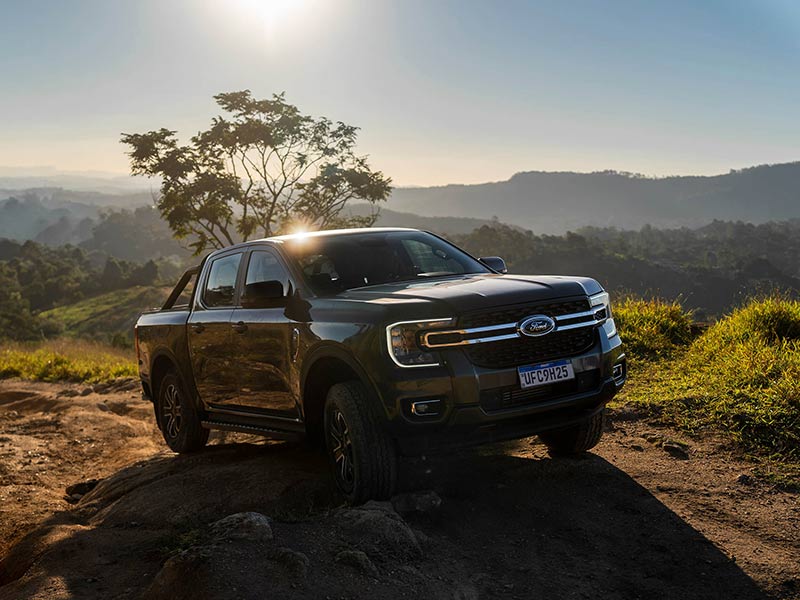 Ford Ranger percorrendo uma trilha off-road em uma paisagem montanhosa