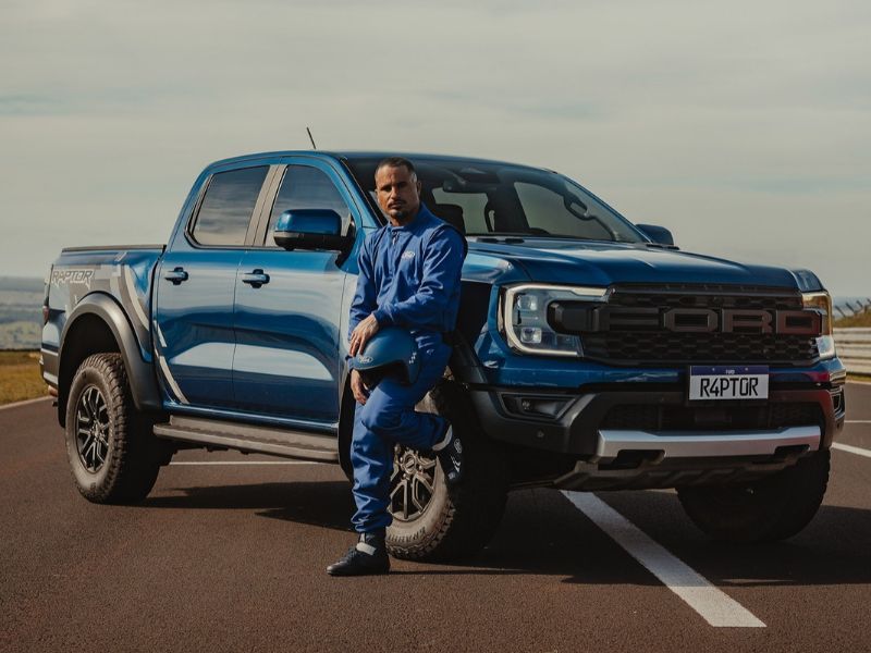 Ítalo Ferreira com a Ranger Raptor Ítalo Ferreira posa ao lado da Ford Ranger Raptor azul