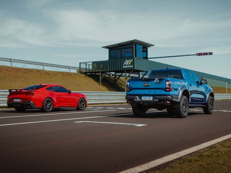 Ranger Raptor e Mustang Dark Horse na largada Ford Ranger Raptor azul e Mustang Dark Horse vermelho na pista