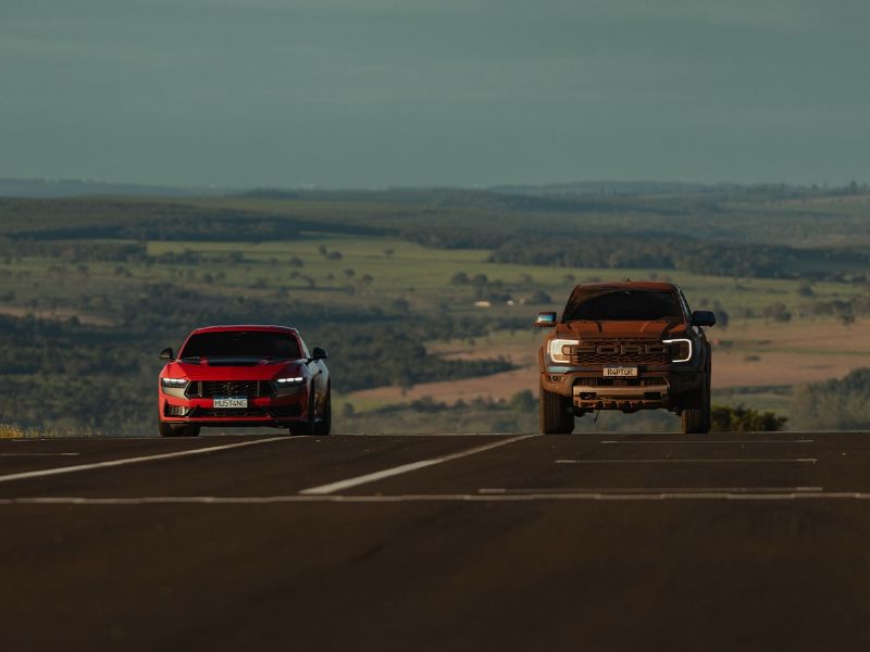 Ranger Raptor e Mustang Dark Horse na pista Ford Ranger Raptor e Mustang Dark Horse disputam uma corrida no autódromo