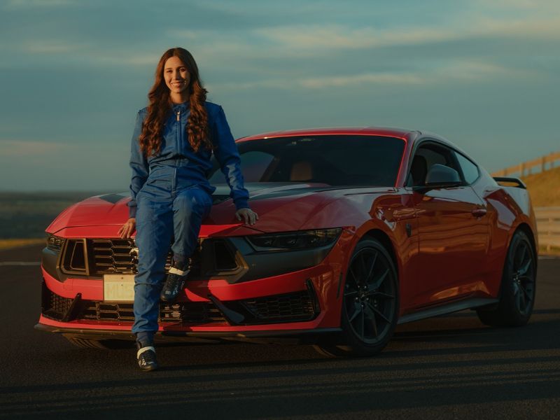 Rafaela Ferreira com o Mustang Dark Horse Rafaela Ferreira posa ao lado do Ford Mustang Dark Horse vermelho