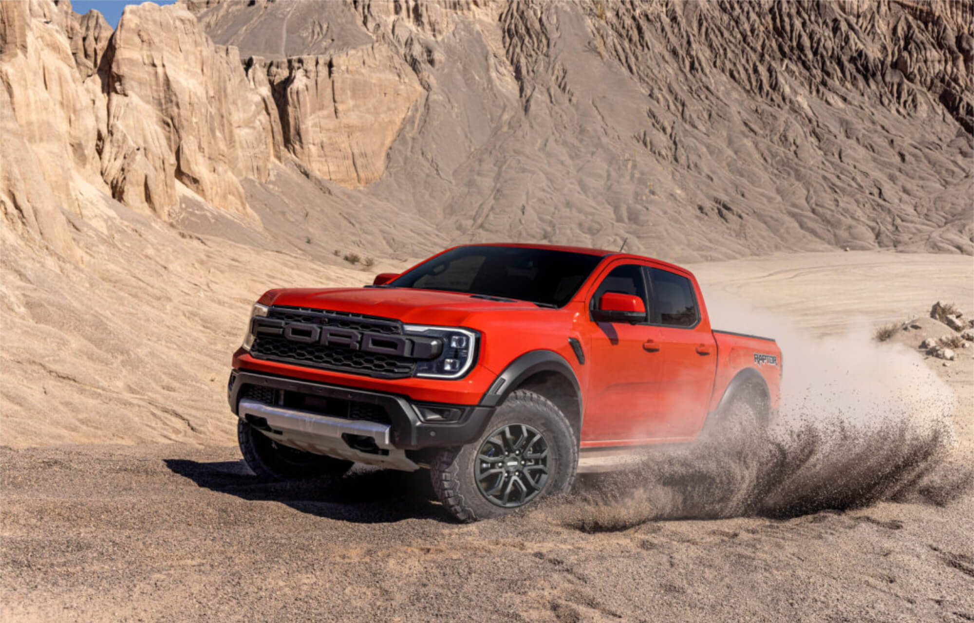 Ranger Raptor laranja em ambiente off-road