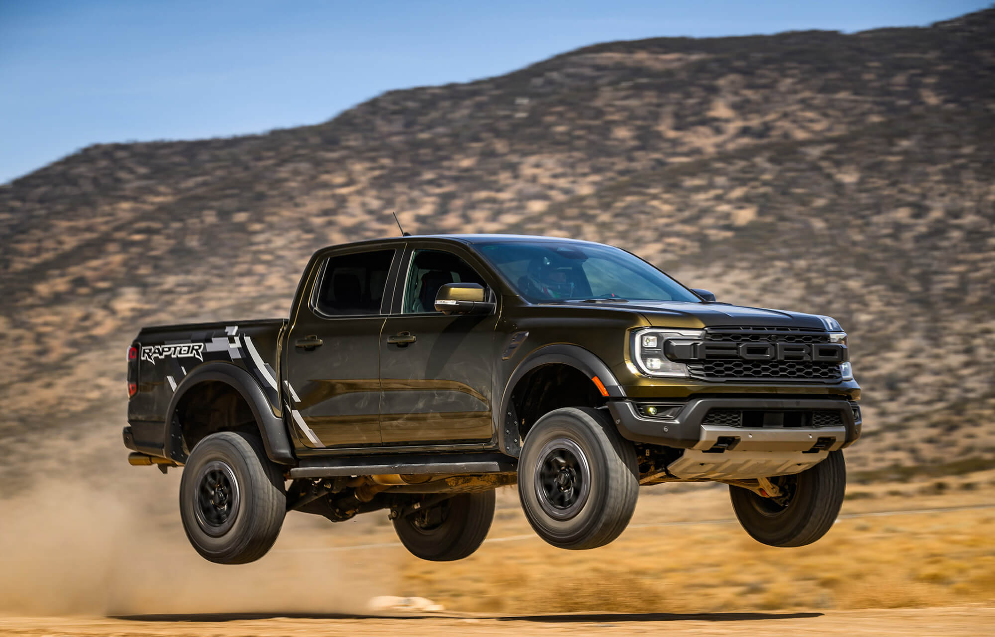Ranger Raptor cinza em ambiente off-road