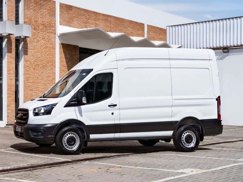 Furgão Ford Transit em ambiente urbano