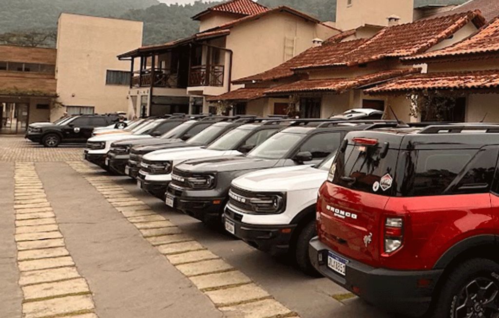 Comboio Ford Bronco Sport Vários Ford Bronco Sport estacionados