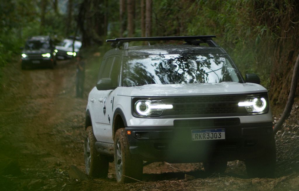 Comboio Ford Bronco Vários Ford Bronco estacionados