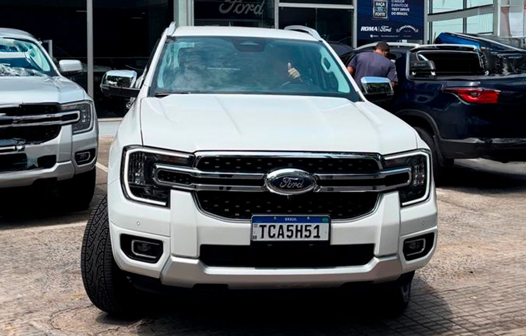 Dia Raça Forte Ford Roma Ford Ranger Branca na fachada da Ford Roma