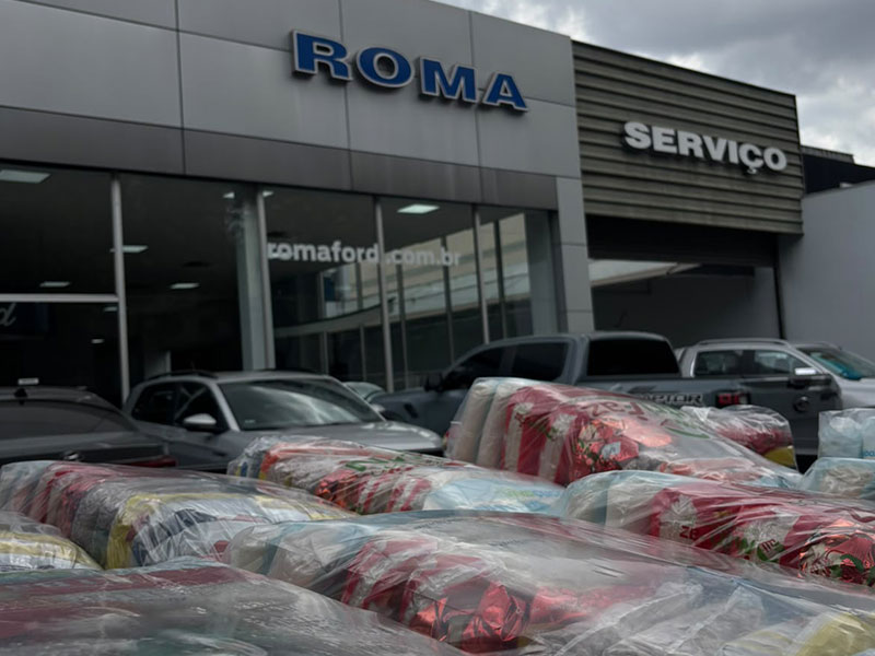 Ford Reúne Cestas Básicas para Ação Solidária Cestas básicas arrecadadas para doação durante ação de responsabilidade social da Roma Ford, em frente à concessionária