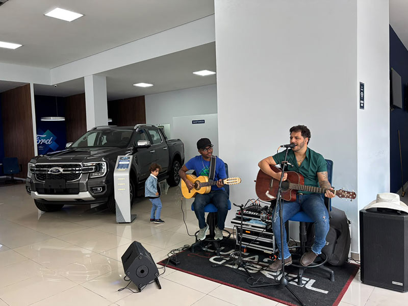 Roma Ford Celebra o Dia Raça Forte com Música ao Vivo Música ao vivo e exposição de picape Ford durante o evento Dia Raça Forte na concessionária Roma Ford