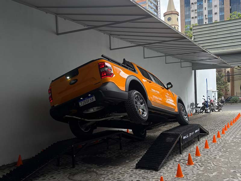 Ford Ranger Black na Experiência de Pista do Dia Raça Forte Picape Ford Ranger laranja em uma pista metálica durante o evento Dia Raça Forte da Roma Ford