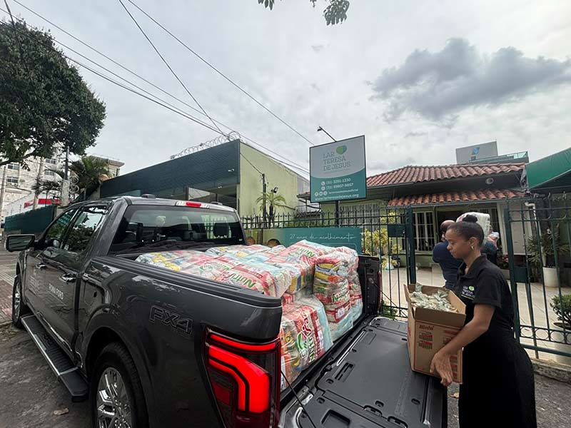 Roma Ford Entrega Cestas Básicas ao Lar Teresa de Jesus Picape Ford da Roma Ford carregada com cestas básicas para doação ao Lar Teresa de Jesus, durante ação solidária