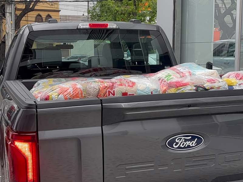 Roma Ford Transporta Cestas Básicas para Doação Solidária Picape Ford da Roma Ford carregada com cestas básicas na caçamba para uma ação de responsabilidade social