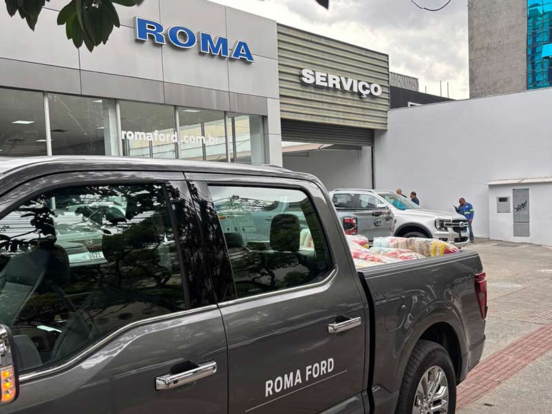 Roma Ford Realiza Ação Solidária com Doação de Cestas Básicas Picape Ford da Roma Ford transportando cestas básicas em frente à concessionária para uma ação solidária