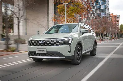 Novo Ford Territory Branco em alta velocidade na cidade