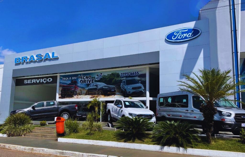 Fachada Brasal Ford com carros estacionados na frente