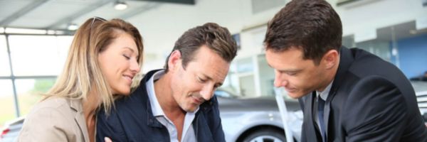 3 pessoas fechando um negócio