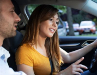 Homem e Mulher dentro de um carro
