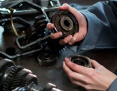 Pessoa manuseando peças automotivas