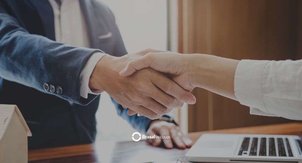 Aperto de mão em uma reunião