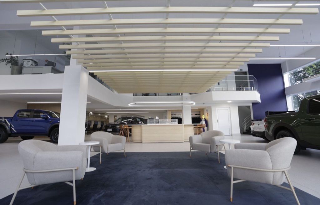 Sala de espera no interior da loja Ford Caminho Campinas