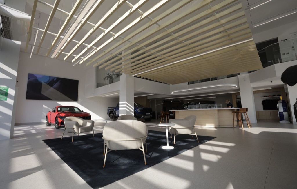Interior da loja Ford Caminho Signature em Campinas com carros estacionados
