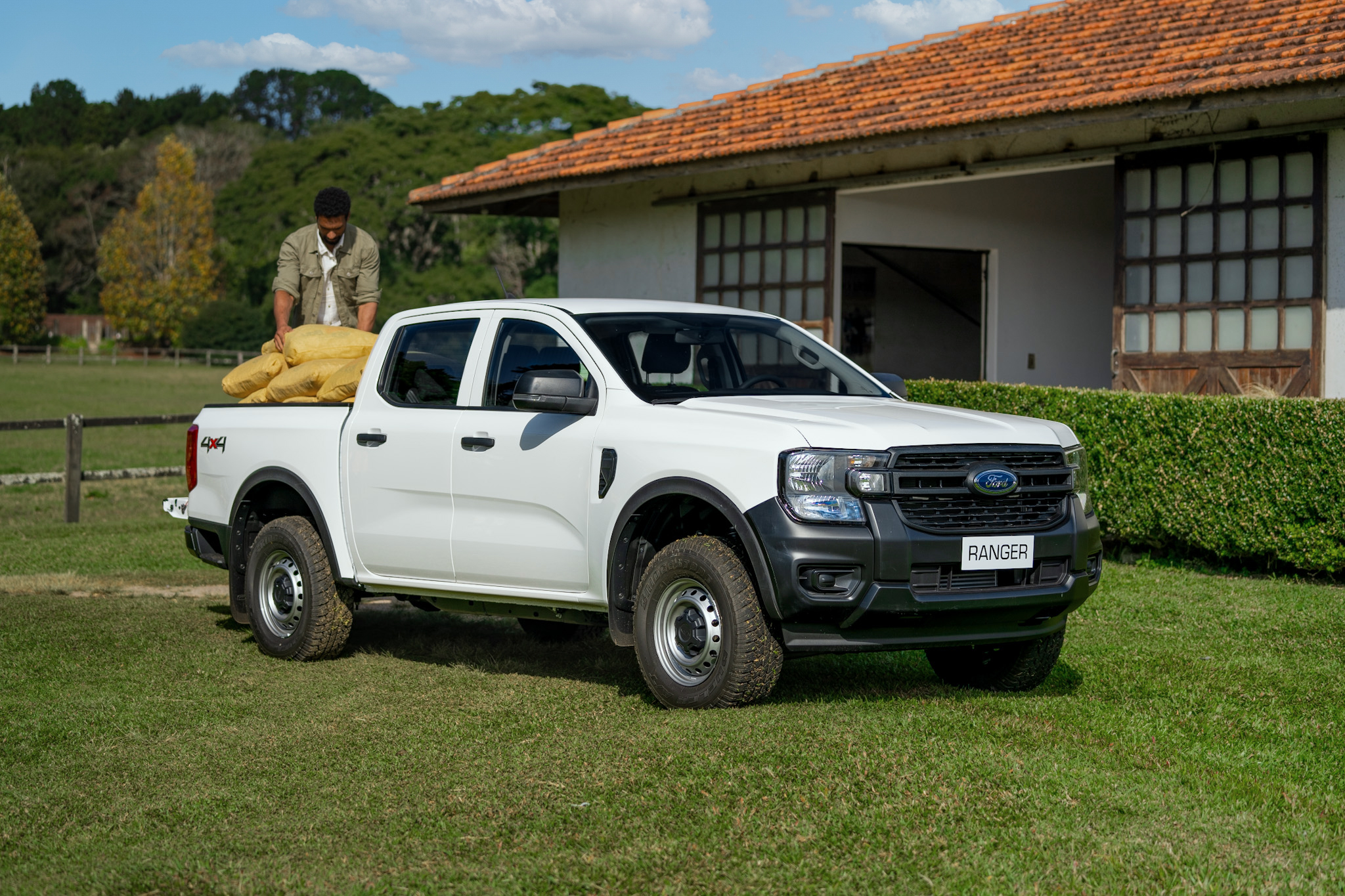 Ford XLS Branca Ambientada