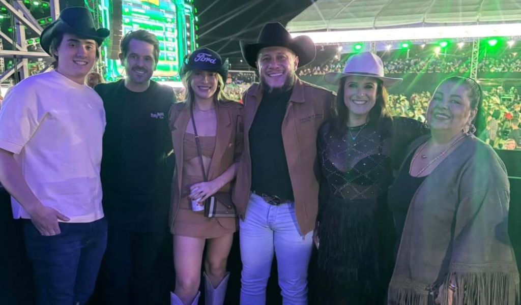Grupo de seis pessoas reunidas em evento Vale Rodeio 2025