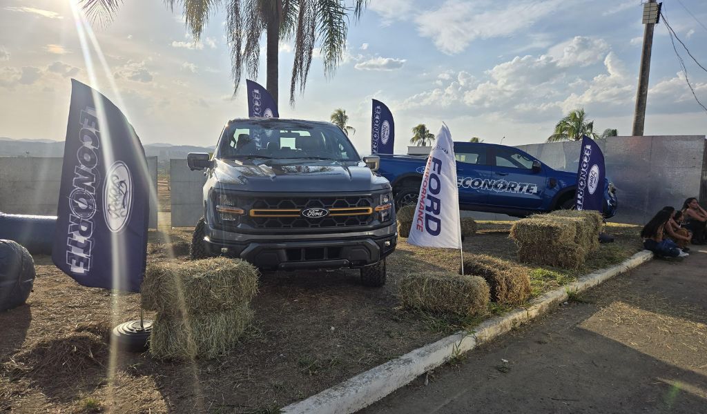 Um carro Ford Bronco azul e um carro Ford F-150 Tremor cinza estacionados