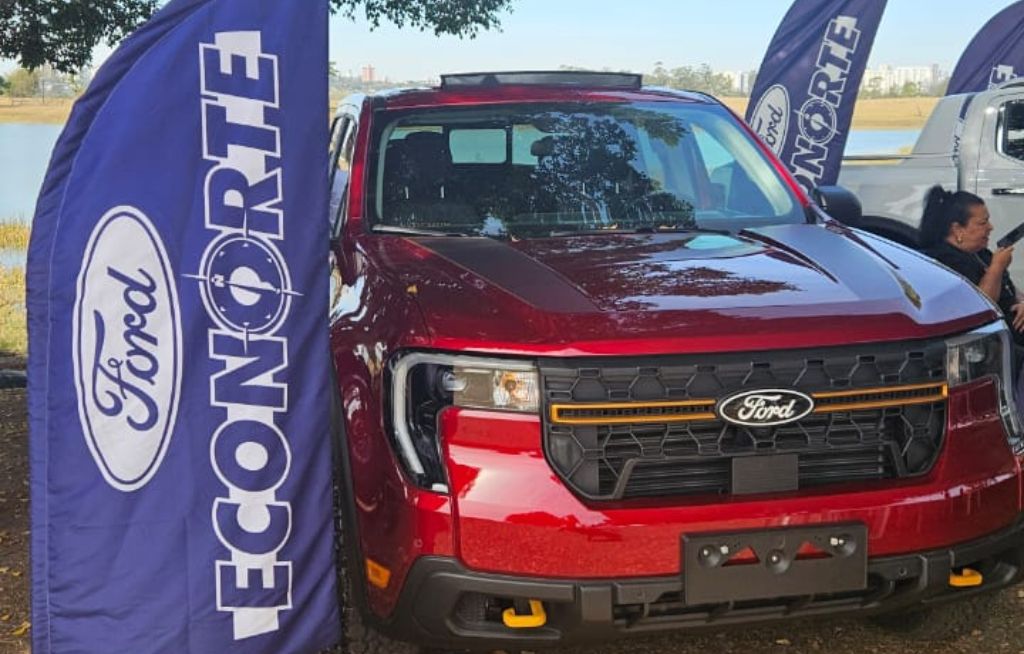 Ford Maverick Vermelha exposta em um evento
