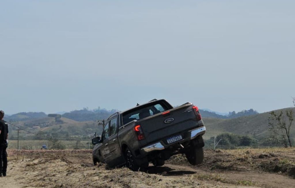 Ford Ranger Preta em evento off-road