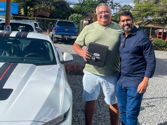 Linha de veículos Ford Pro lado a lado em forma de arco